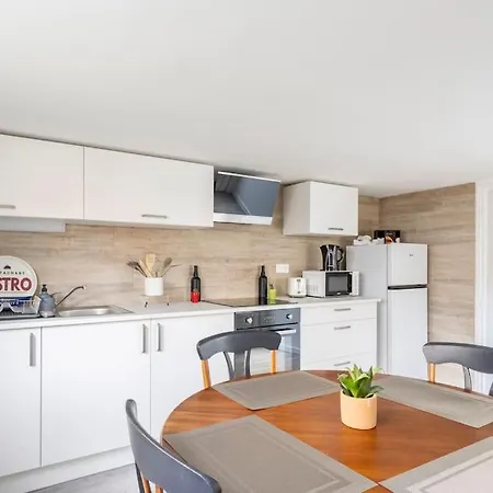 200 M Avec Terrasse Et Jardin *