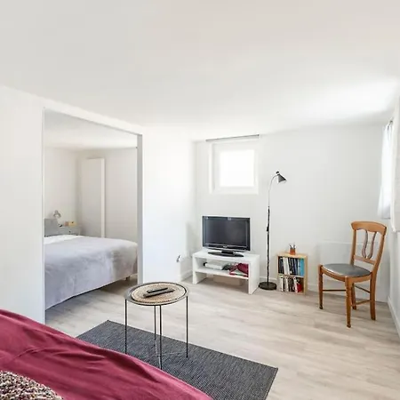 200 M Avec Terrasse Et Jardin